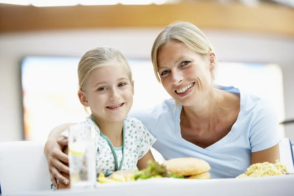 Madre e figlia che pranzano insieme al centro commerciale — Foto Stock