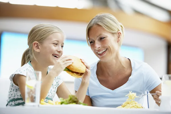 Mor Och Dotter Lunch Tillsammans Köpcentret — Stockfoto