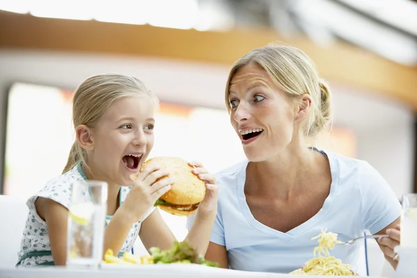 Мать и дочь обедают вместе в торговом центре — стоковое фото