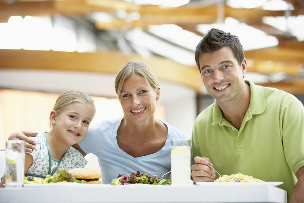 Rodina Společně Oběd Obchoďáku — Stock fotografie