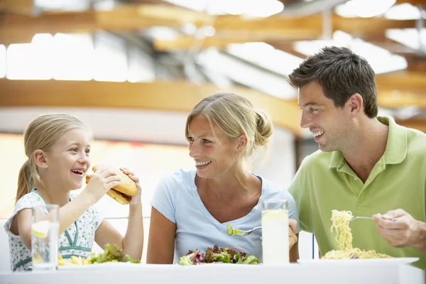 Familia almorzando juntos en el centro comercial — Foto de Stock