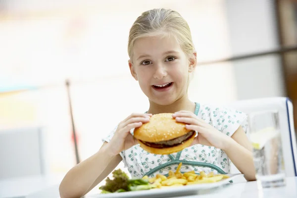 Dziewczynka Jedzenie Obiad Kawiarni — Zdjęcie stockowe