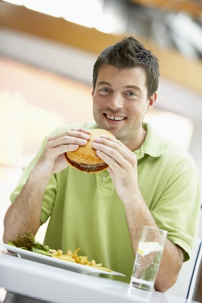Hombre comiendo almuerzo en un café — Foto de Stock