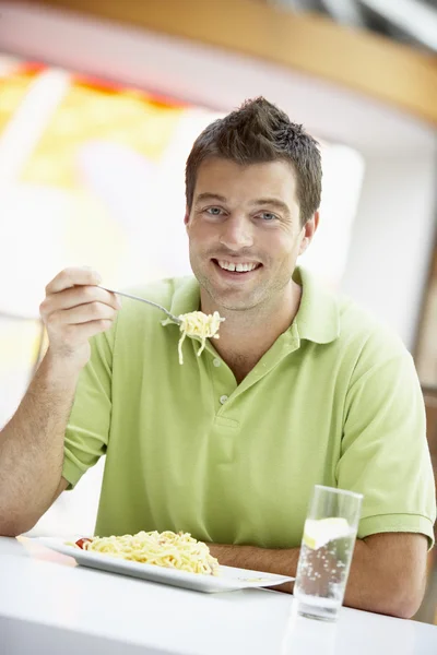 Mann Isst Mittagessen Einem Café — Stockfoto