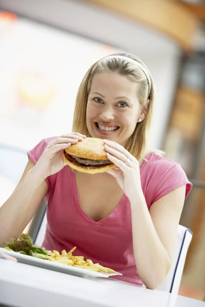 Mujer comiendo almuerzo en un café —  Fotos de Stock