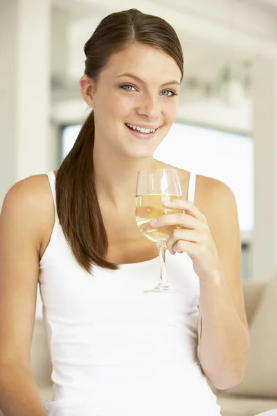 Jonge vrouw genieten van een glas witte wijn — Stockfoto