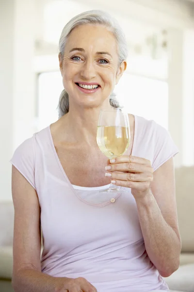 Vrouw genieten van een glas witte wijn — Stockfoto