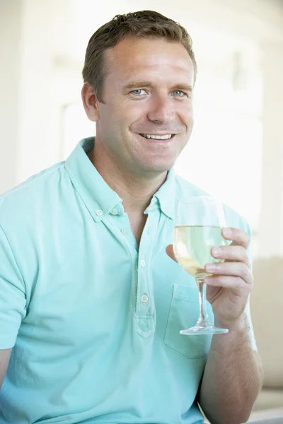 Человек, наслаждающийся стаканом белого вина — стоковое фото