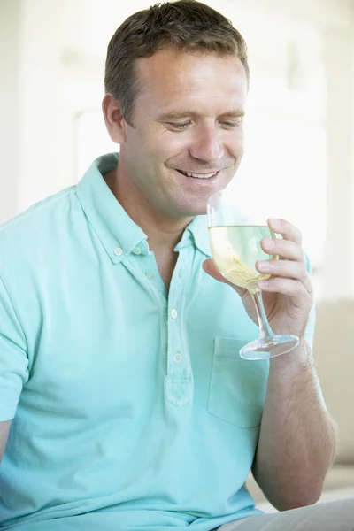 Homem Desfrutando Copo Vinho Branco — Fotografia de Stock