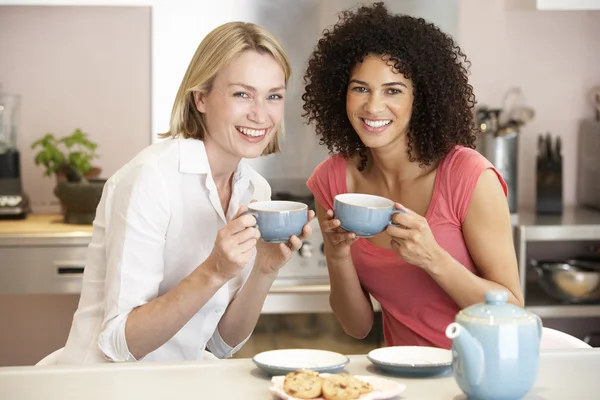 Amigos Sexo Feminino Desfrutando Chá Biscoitos Casa — Fotografia de Stock