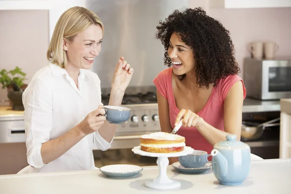 Женщины-друзья наслаждаются чаем и тортом дома — стоковое фото