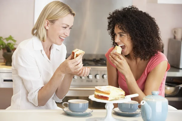 お茶とケーキを自宅で楽しんでいる女性の友人 — ストック写真
