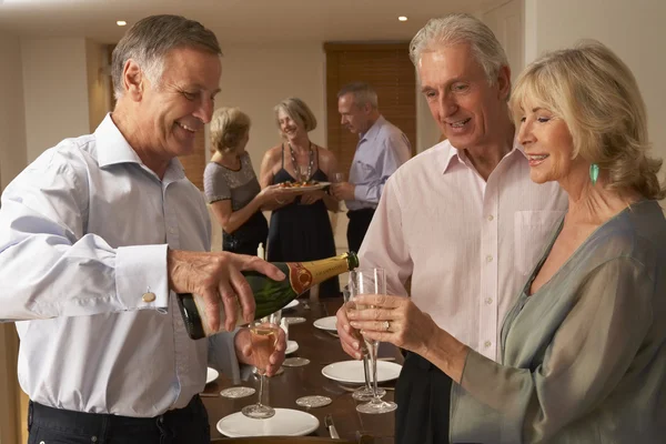 Man Serverar Champagne Till Sina Gäster Middag — Stockfoto