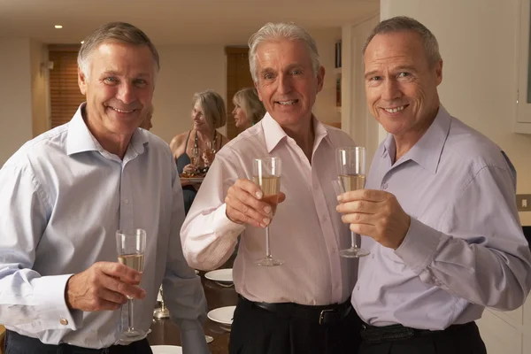 ディナー パーティーでシャンパンのグラスを楽しむお友達 — ストック写真