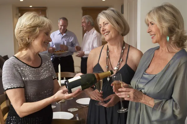 Donna Che Serve Champagne Suoi Ospiti Una Cena — Foto Stock