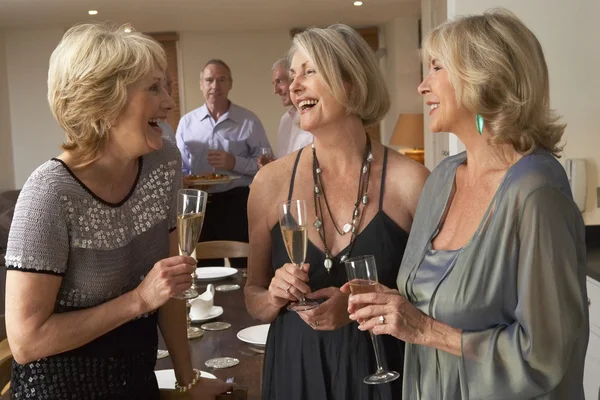Vrienden genieten van een glas champagne op een diner — Stockfoto