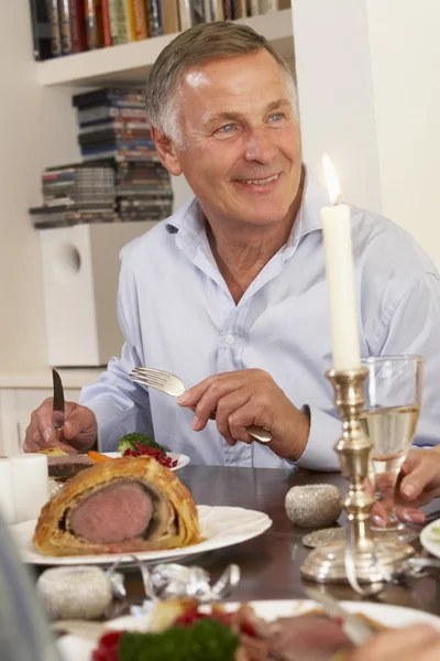 Hombre Comiendo Cena Casa —  Fotos de Stock