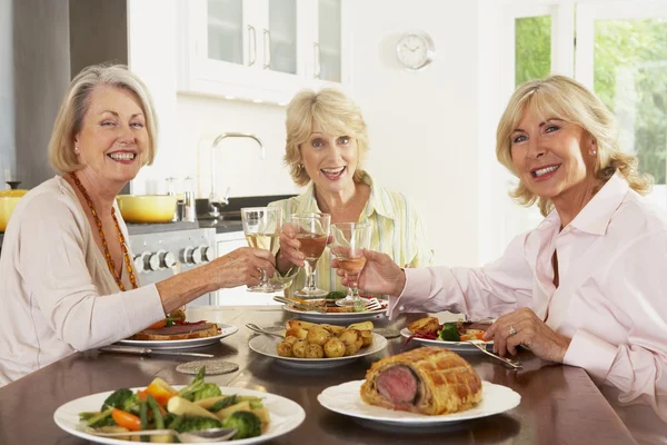 Amigos desfrutando de almoço em casa juntos — Fotografia de Stock