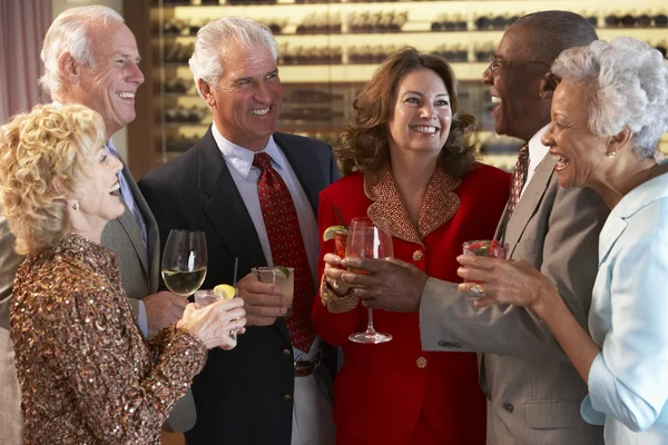 Amici socializzare in un bar — Foto Stock