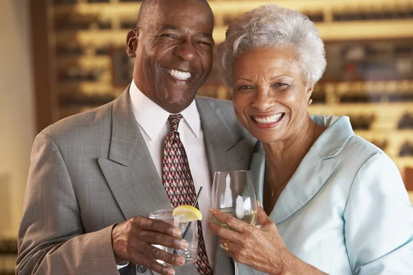 Casal desfrutando de uma bebida em um bar juntos — Fotografia de Stock