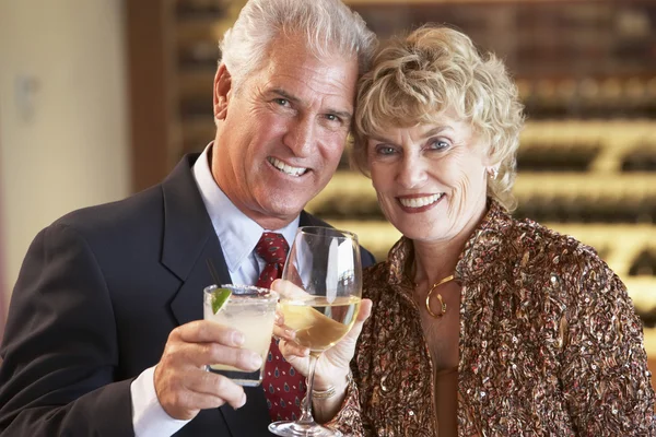Paar genieten van een drankje in een bar samen — Stockfoto