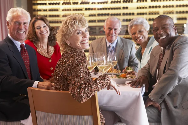 Amigos jantando juntos em um restaurante — Fotografia de Stock