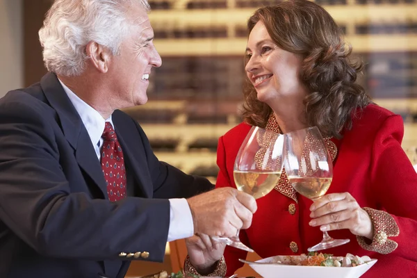 夫妇吃晚餐和烘烤与一杯红酒 — 图库照片