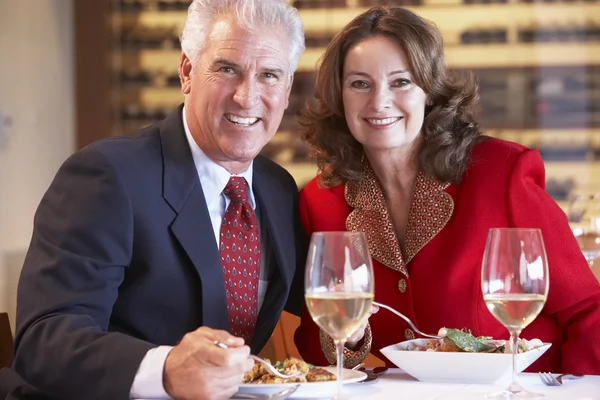 Bir restoranda yemek yerken Çift — Stok fotoğraf