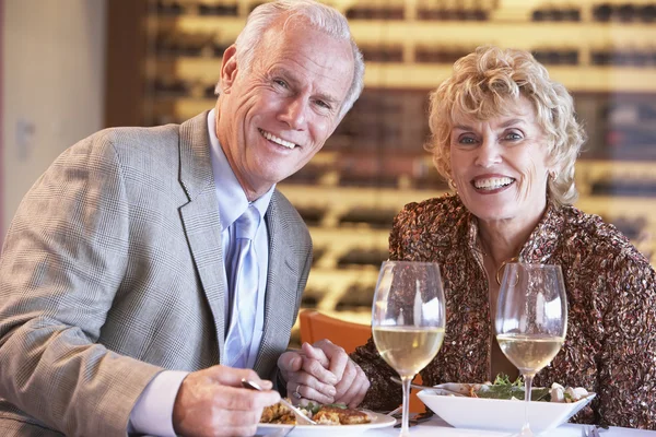 Старша пара вечеря разом в ресторані — стокове фото