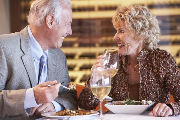 Starší Pár Společně Večeří Restauraci — Stock fotografie