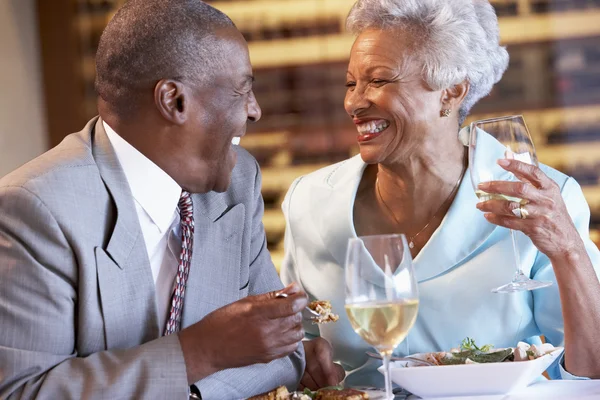 Starší pár společně s večeří v restauraci — Stock fotografie