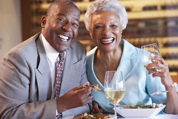 Pareja mayor cenando juntos en un restaurante — Foto de Stock