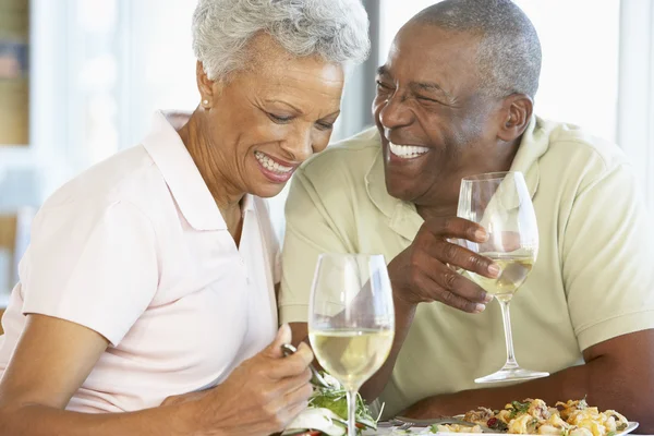 Äldre par att ha lunch tillsammans på en restaurang — Stockfoto