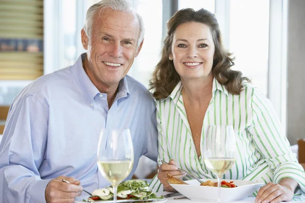 高级夫妇一起在一家餐厅吃了午餐 — 图库照片