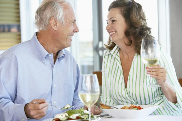 Äldre par att ha lunch tillsammans på en restaurang — Stockfoto