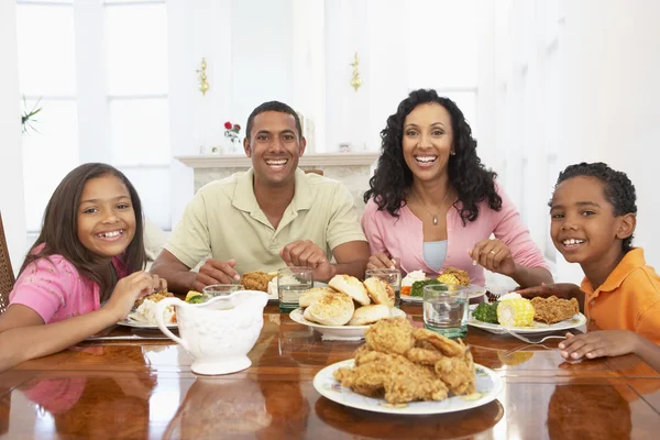 Familia Comiendo Juntos Casa — Foto de Stock