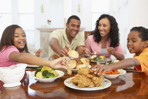 Сім'я з'їдає їжу вдома — стокове фото