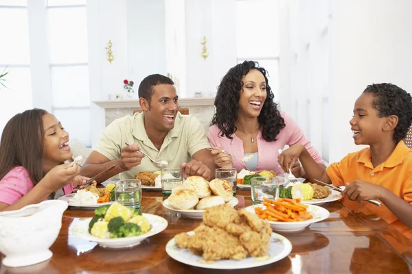 Familia Comiendo Juntos Casa — Foto de Stock