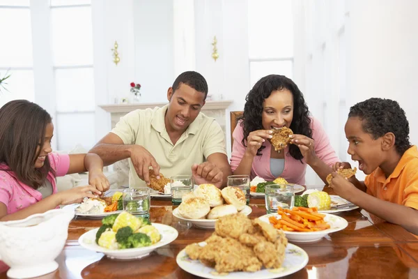 Familie Beim Gemeinsamen Essen Hause — Stockfoto