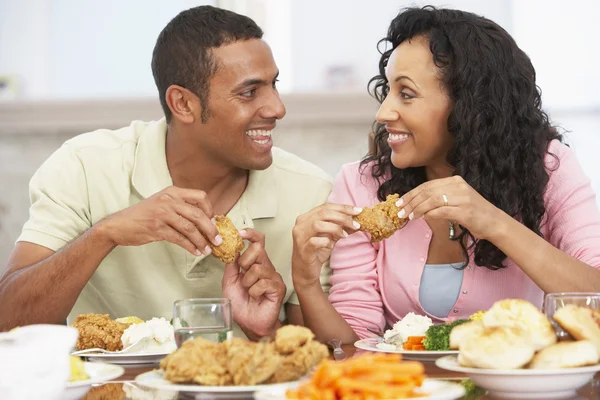 Pár spolu obědvají doma — Stock fotografie