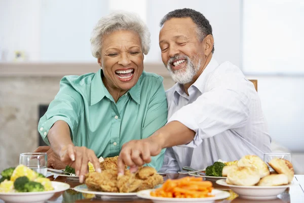 Par som spiser lunsj sammen hjemme – stockfoto