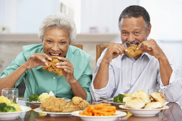Pareja Almorzando Juntos Casa — Foto de Stock