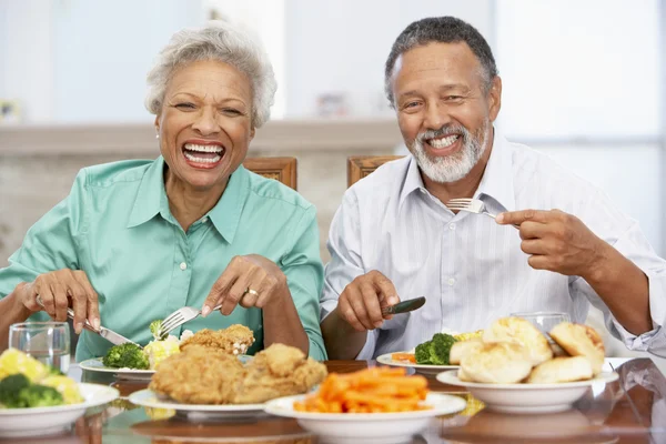 Par Som Spiser Lunsj Sammen Hjemme – stockfoto