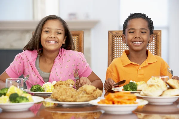 Hermano y hermana almorzando juntos en casa —  Fotos de Stock