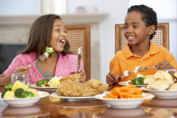 Fratello e sorella che pranzano insieme a casa — Foto Stock