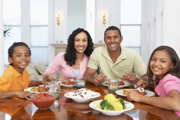Rodina s jídlem dohromady doma — Stock fotografie