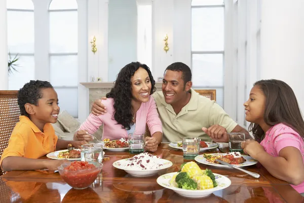 Aile Evde Yemek Yiyorsunuz — Stok fotoğraf