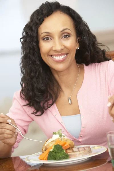 Mulher desfrutando de uma refeição em casa — Fotografia de Stock