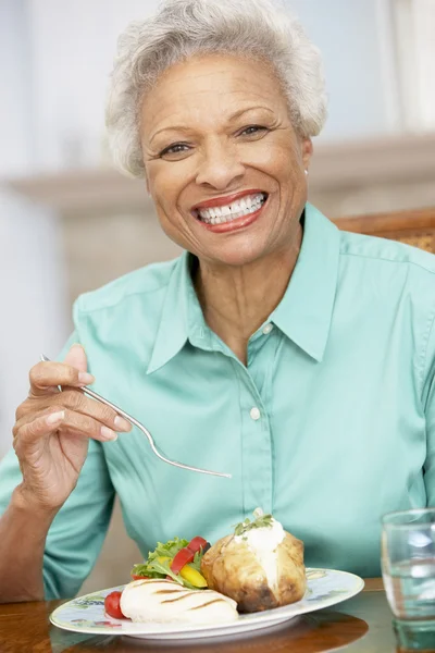 Vrouw genieten van een maaltijd thuis — Stockfoto