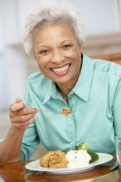 Žena se těší na jídlo doma — Stock fotografie